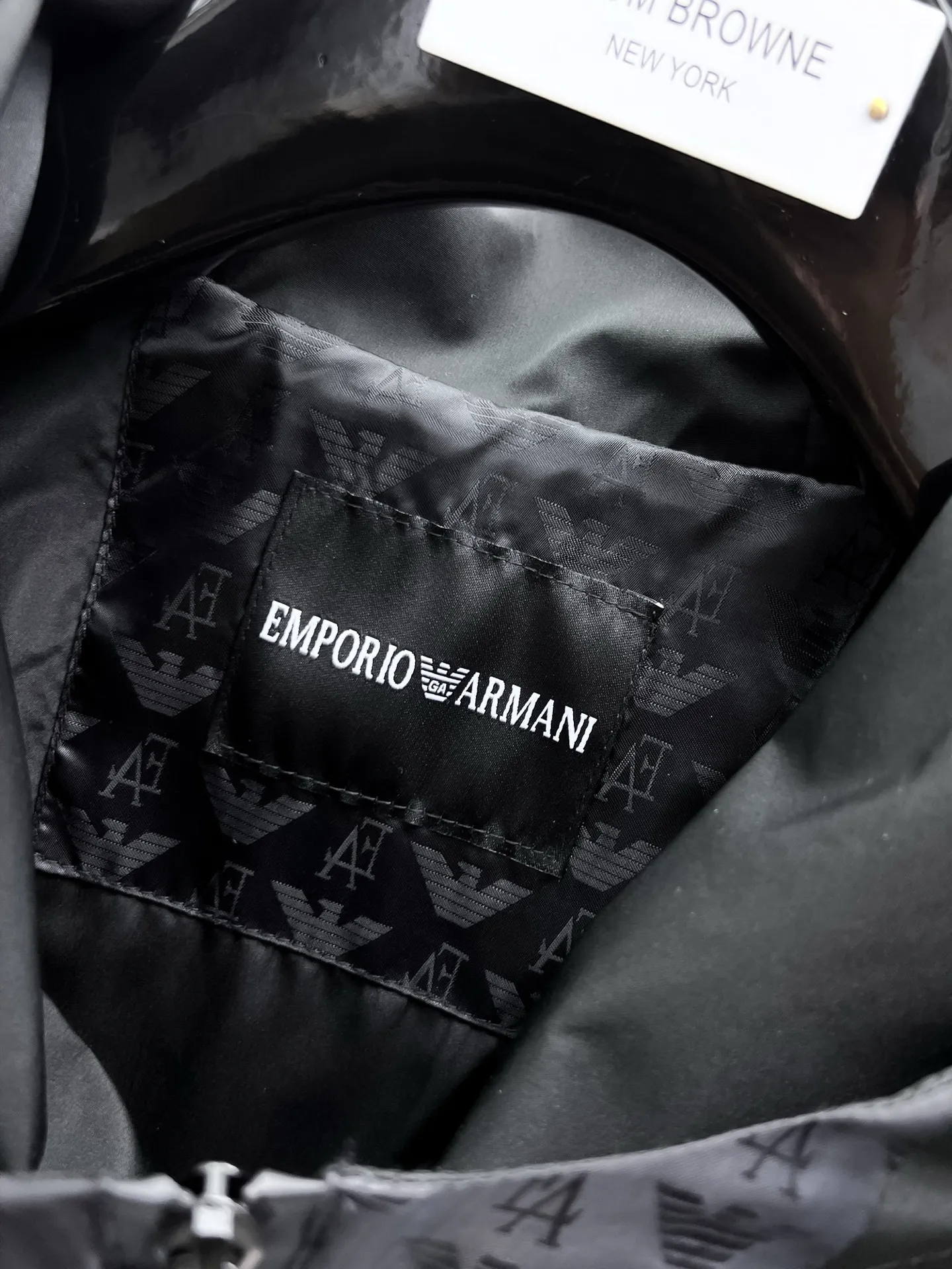 Armani official website Same Style, complete with three labels, on sale in advance. 2026 Autumn and Winter New Arrival men's jacket, Original with complete three labels, Premium version. Custom-made fabrics at the counter. Breathable, high comfort, impeccable details, brand element design concept, reflecting high quality. It feels delicate and soft, presents a casual cut, and has a great upper body shape. Sizes: M～3XL,